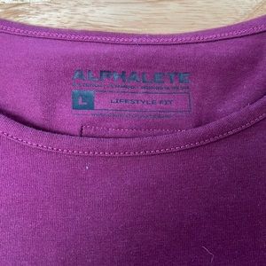 Fitted short sleeve. Split hem bottom.